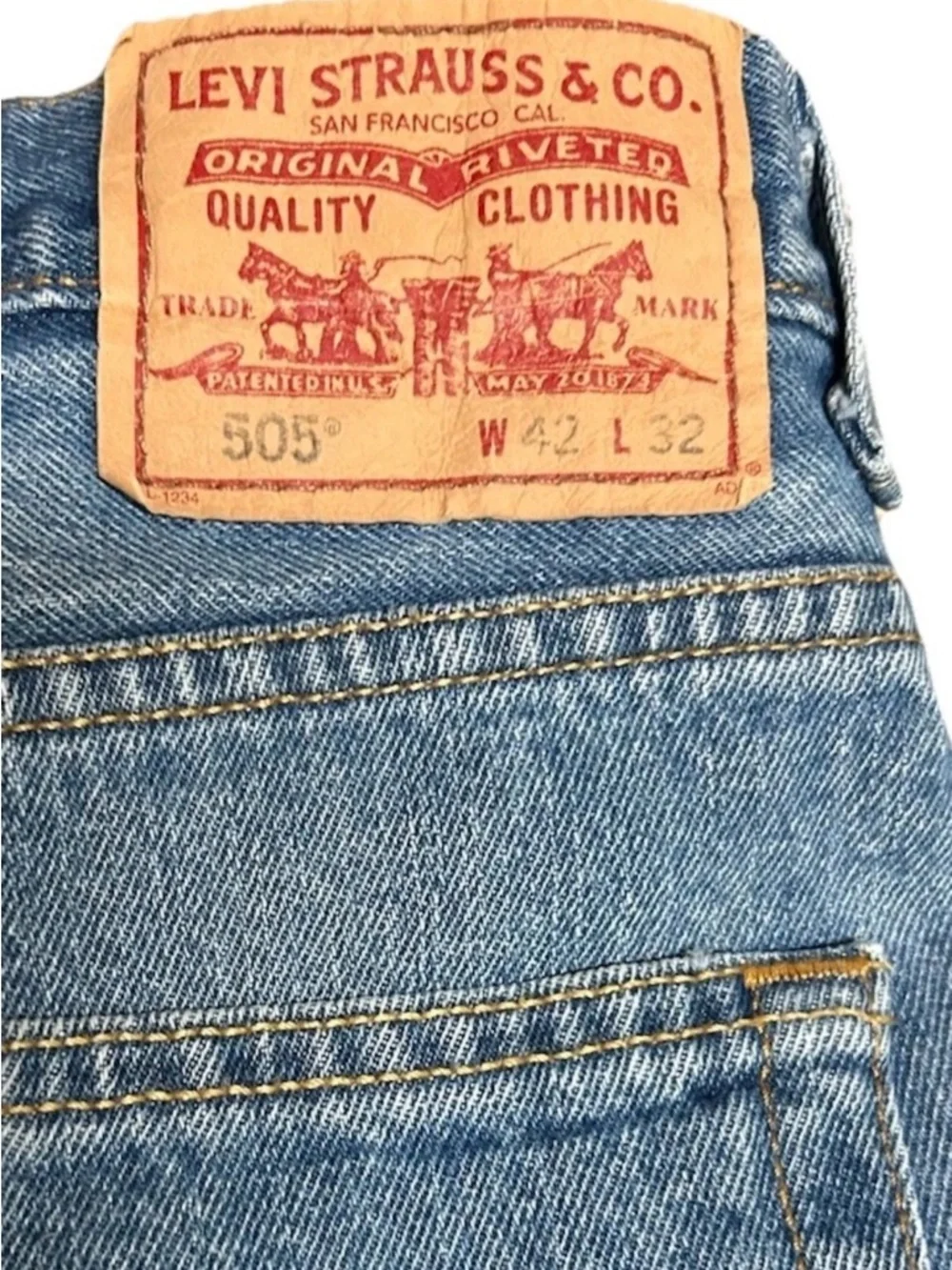 Levi's 505 Jeans Mens Size 42x32 Regular Fit Straight Leg Blue faded Wash Y2K